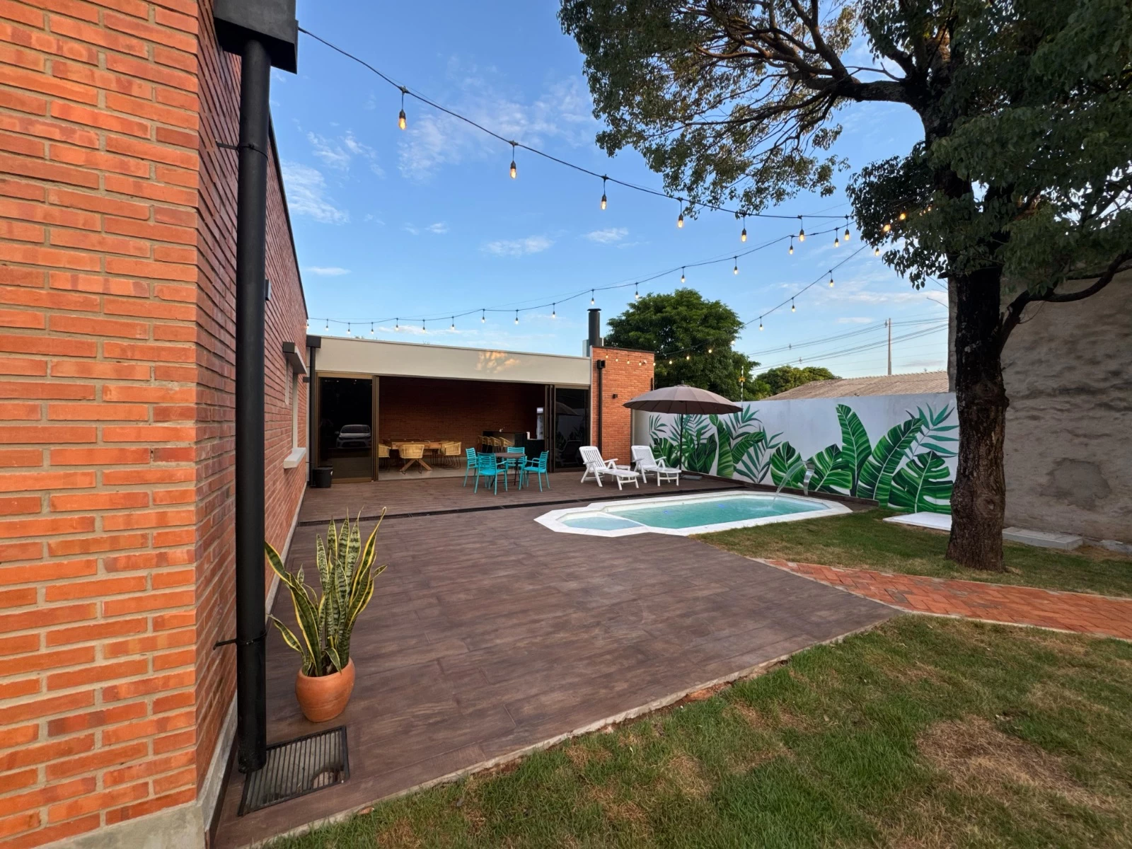 Hermosa casa frente al mar con acceso privado a la playa y piscina.