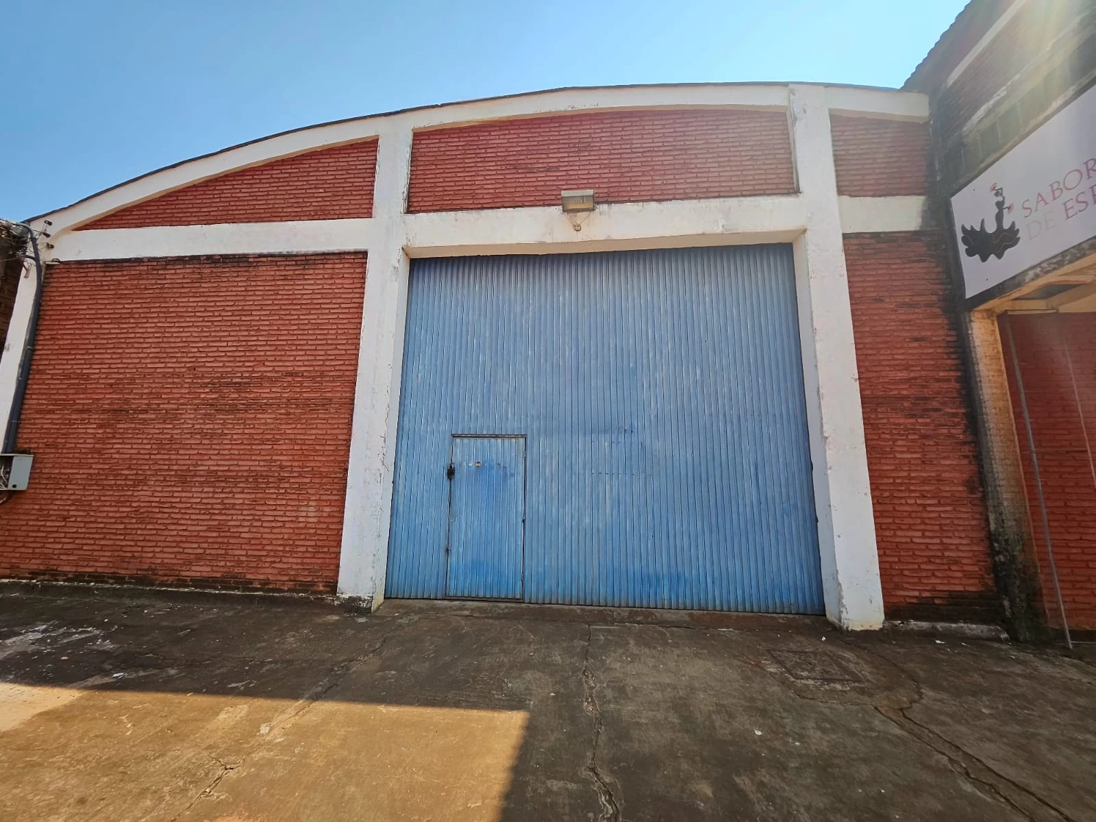 Hermosa casa frente al mar con acceso privado a la playa y piscina.