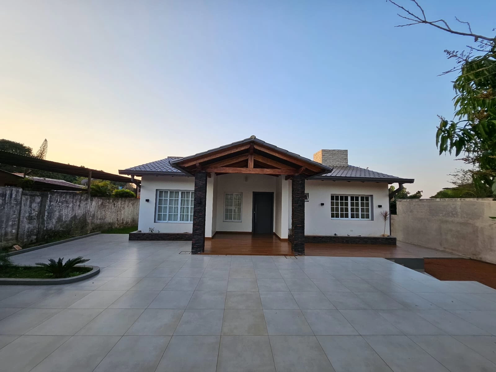 Hermosa casa frente al mar con acceso privado a la playa y piscina.