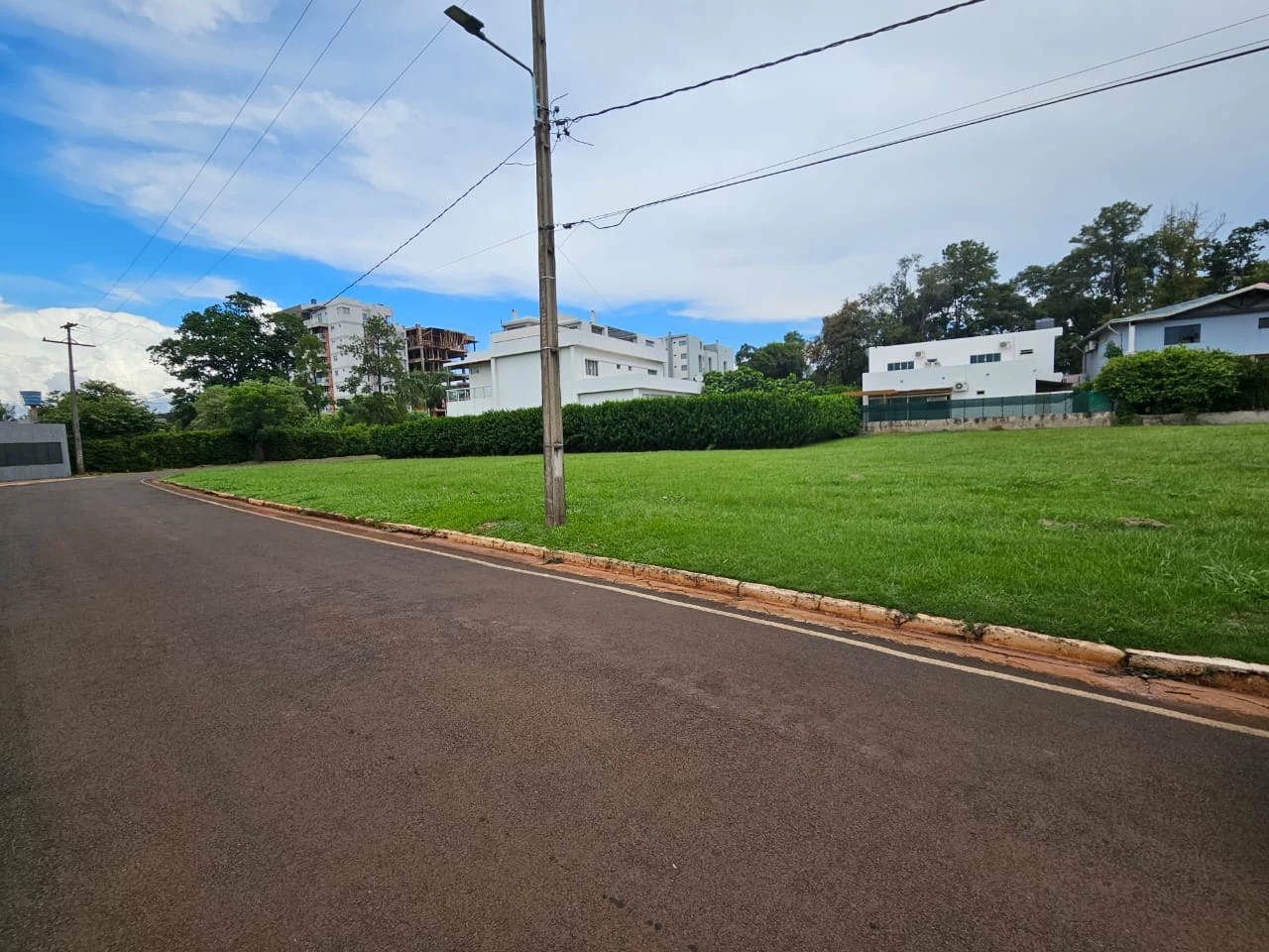 Hermosa casa frente al mar con acceso privado a la playa y piscina.