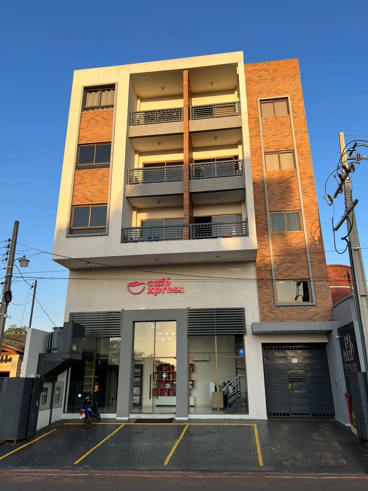 Hermosa casa frente al mar con acceso privado a la playa y piscina.